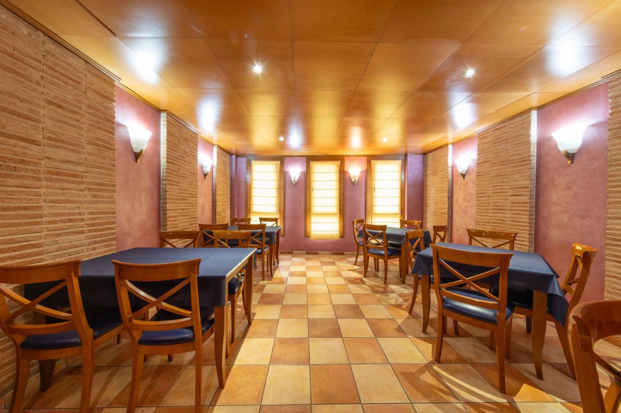 Hostal Sin Recep24H Puerta De La Villa - Pet Friendly & Restaurante Almazán Dış mekan fotoğraf