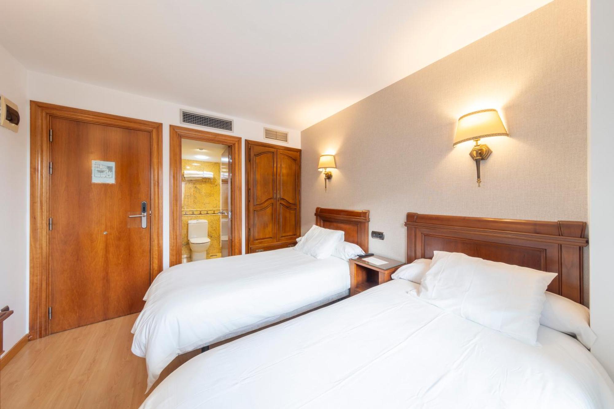 Hostal Sin Recep24H Puerta De La Villa - Pet Friendly & Restaurante Almazán Dış mekan fotoğraf