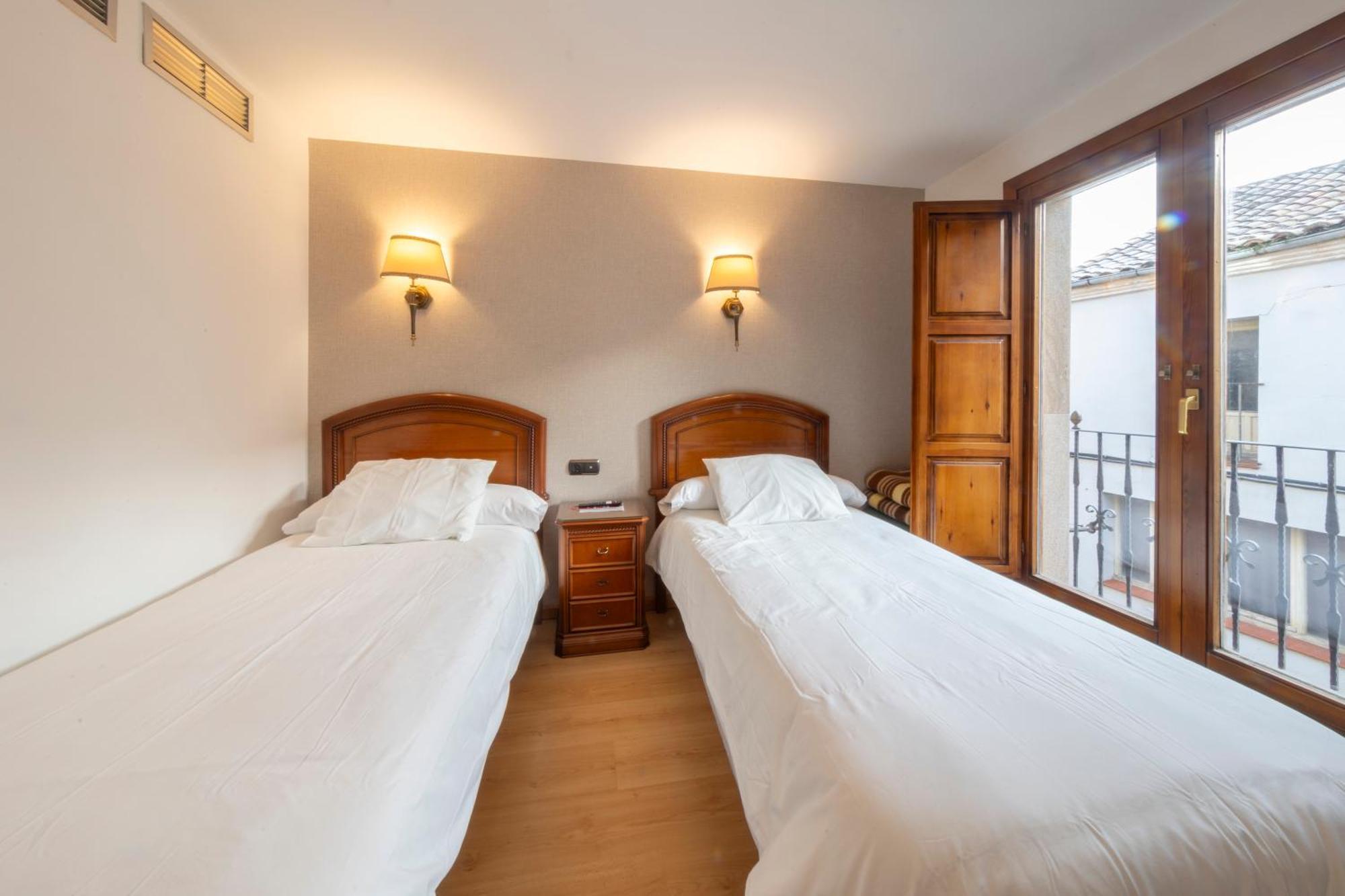 Hostal Sin Recep24H Puerta De La Villa - Pet Friendly & Restaurante Almazán Dış mekan fotoğraf