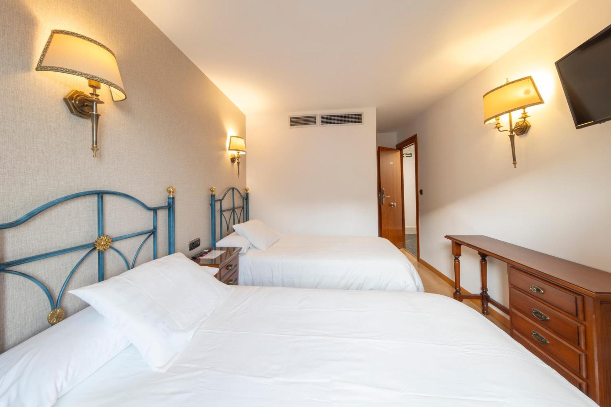 Hostal Sin Recep24H Puerta De La Villa - Pet Friendly & Restaurante Almazán Dış mekan fotoğraf