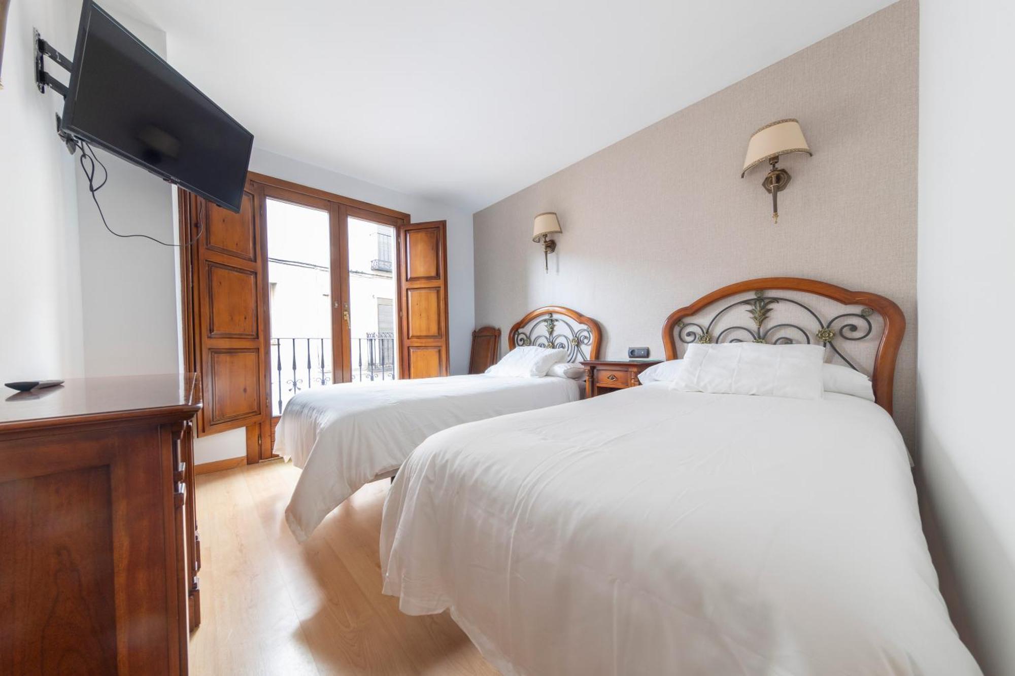 Hostal Sin Recep24H Puerta De La Villa - Pet Friendly & Restaurante Almazán Dış mekan fotoğraf